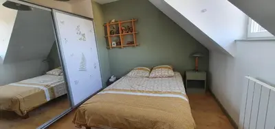 Un ou plusieurs lits dans un hébergement de l'établissement Maison lumineuse dans un cadre verdoyant