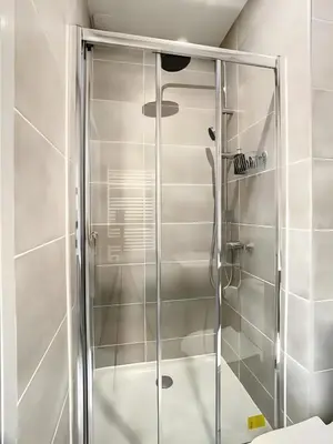 Salle de bains dans l'établissement La Licorne, grand studio chaleureux