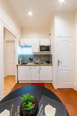 Cuisine ou kitchenette dans l'établissement Suite Amazonia ~ Balnéo ~ Arrivée Autonome