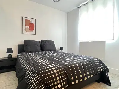 Un ou plusieurs lits dans un hébergement de l'établissement Maison de ville moderne proche du centre-ville