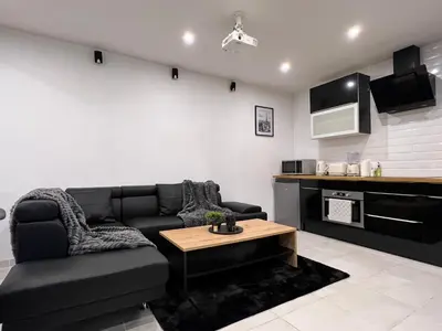 Cuisine ou kitchenette dans l'établissement Maison de ville moderne proche du centre-ville