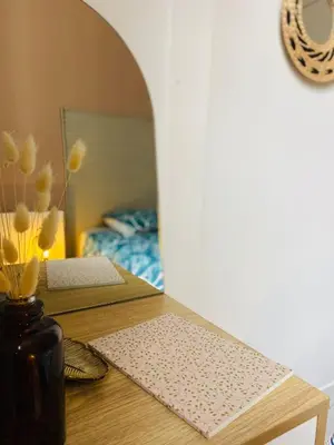 Un ou plusieurs lits dans un hébergement de l'établissement Le Rituel St Maclou, hyper centre vue sur église