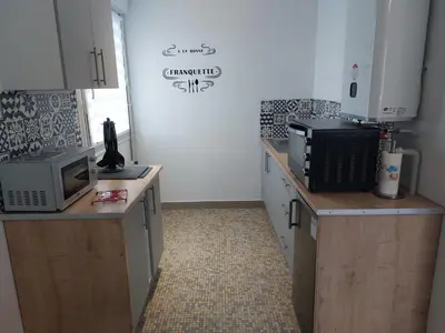 Cuisine ou kitchenette dans l'établissement charmant studio proche du centre de neuville les dieppe