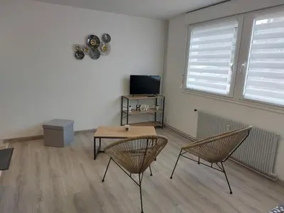 Télévision ou salle de divertissement dans l'établissement charmant studio proche du centre de neuville les dieppe