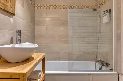 Salle de bains dans l'établissement Le Nid Vouté charmant appartement avec terrasse situé au coeur de Roue