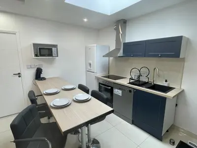 Cuisine ou kitchenette dans l'établissement Cosy house