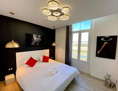 Un ou plusieurs lits dans un hébergement de l'établissement La Vague Tendresse - Vue mer - Jacuzzi & Sauna