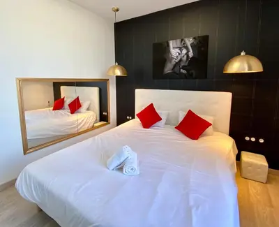 Un ou plusieurs lits dans un hébergement de l'établissement La Vague Tendresse - Vue mer - Jacuzzi & Sauna
