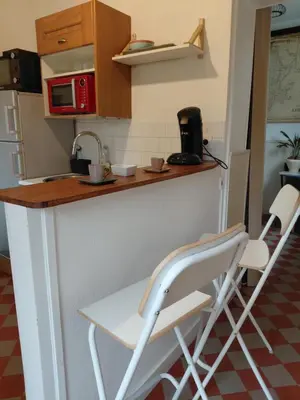 Cuisine ou kitchenette dans l'établissement Studio épicéa avec jardin et stationnement dans charmante propriété proche gare