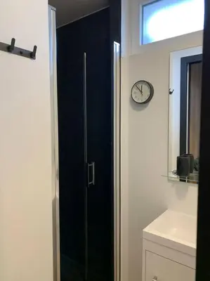 Salle de bains dans l'établissement Appartement avec jacuzzi dans la chambre et piscine aux beaux jours