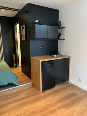 Cuisine ou kitchenette dans l'établissement Appartement avec jacuzzi dans la chambre et piscine aux beaux jours