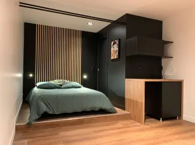 Un ou plusieurs lits dans un hébergement de l'établissement Appartement avec jacuzzi dans la chambre et piscine aux beaux jours