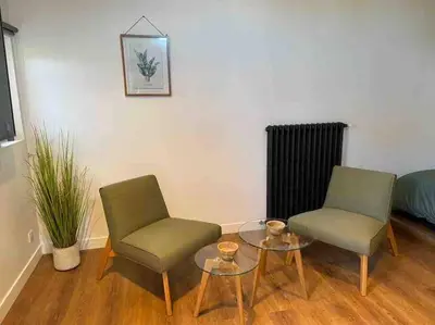 Coin salon dans l'établissement Appartement avec jacuzzi dans la chambre et piscine aux beaux jours