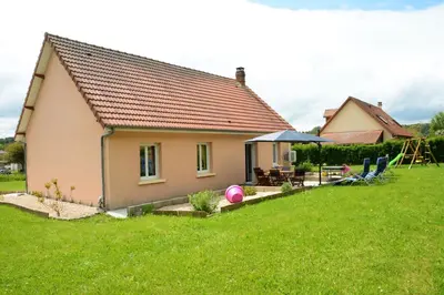 Jardin de l'établissement Gite de 85M2 situé a Sommery de 1 à 6 pers