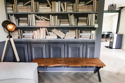 Bibliothèque dans la maison de vacances