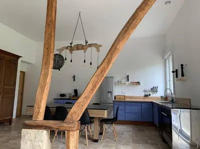 Cuisine ou kitchenette dans l'établissement Gîte, Maison entière avec billard et bel espace de vie La Grange