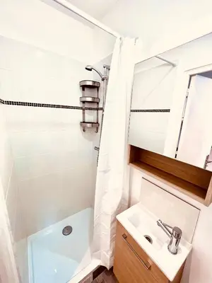 Salle de bains dans l'établissement Les studios de la Villa Jules Verne