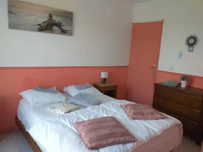 Un ou plusieurs lits dans un hébergement de l'établissement Maison charmante à Villers-sous-Foucarmont avec jardin clôturé.