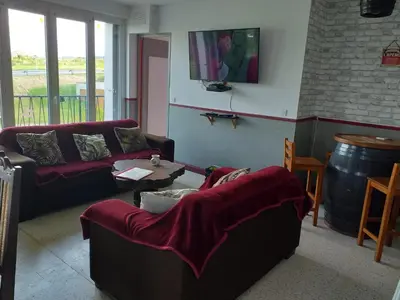 Télévision ou salle de divertissement dans l'établissement Maison charmante à Villers-sous-Foucarmont avec jardin clôturé.