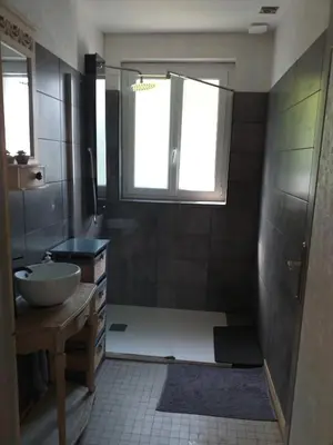 Salle de bains dans l'établissement Maison charmante à Villers-sous-Foucarmont avec jardin clôturé.