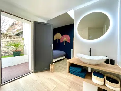 Salle de bains dans l'établissement Soleil levant - T2 avec terrasse proche Gare