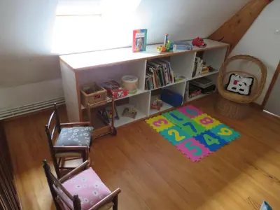 Bibliothèque dans la maison de vacances