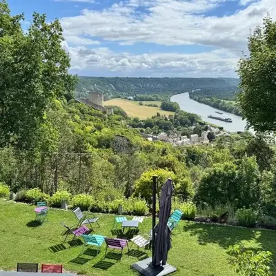 Le Paradis de Lucile - Vue de rêve sur les boucles de la Seine - Giverny 10 minutes - La Roche Guyon - maison 4 chambres - 3 salles de bain - pétanque - baby-foot - balançoires - ping pong - tennis- cuisine ultra équipée