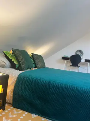 Un ou plusieurs lits dans un hébergement de l'établissement Magnifique logement, confortable et paisible.
