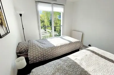 Un ou plusieurs lits dans un hébergement de l'établissement Cosy Home 2 - Spacieux 3 pièces avec parking - 30 min de Paris