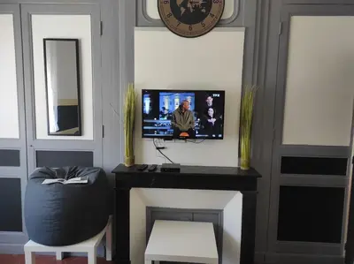 Télévision ou salle de divertissement dans l'établissement maison julius aeroport tillé 2 a 4 personnes