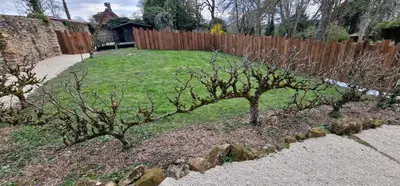 Jardin de l'établissement Jardins de Mélusine - Maison en pierres