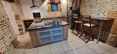 Cuisine ou kitchenette dans l'établissement Jardins de Mélusine - Maison en pierres
