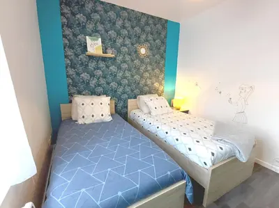 Un ou plusieurs lits dans un hébergement de l'établissement L'artistique, Maison pour 5 personnes, 2 chambres, stationnement gratuit, spacieux, atypique
