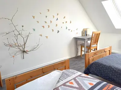 Un ou plusieurs lits dans un hébergement de l'établissement L'artistique, Maison pour 5 personnes, 2 chambres, stationnement gratuit, spacieux, atypique