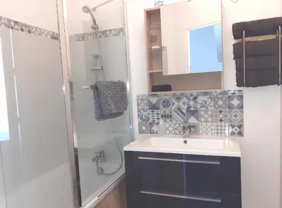 Salle de bains dans l'établissement L'artistique, Maison pour 5 personnes, 2 chambres, stationnement gratuit, spacieux, atypique