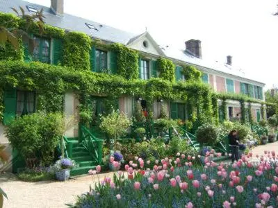 Jardin de l'établissement La Chapelle de Monet - Logis Coquelicots