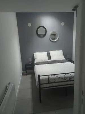 Un ou plusieurs lits dans un hébergement de l'établissement Maison annexe une chambre proche Paris