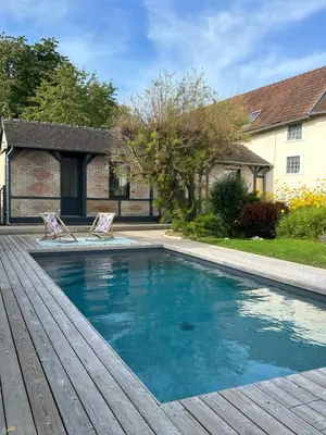 Piscine de l'établissement Les Cottages de Carine ou située à proximité