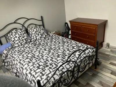 Un ou plusieurs lits dans un hébergement de l'établissement Chambre meublée dans une maison