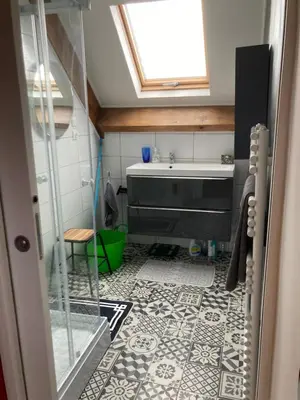 Salle de bains dans l'établissement Chambre meublée dans une maison