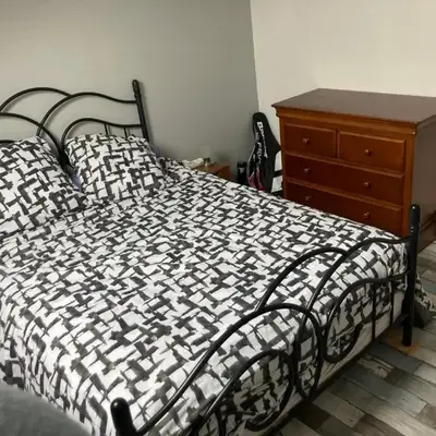 Chambre meublée dans une maison