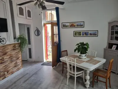 Télévision ou salle de divertissement dans l'établissement Gîte de l'Orchidée