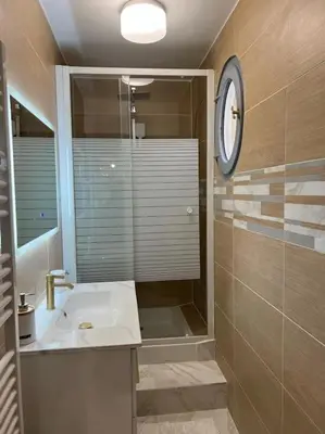 Salle de bains dans l'établissement Beau duplex au centre Ville.