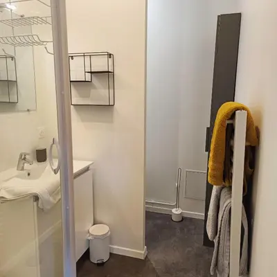 Salle de bains dans l'établissement Studio dans propriété avec piscine chauffée