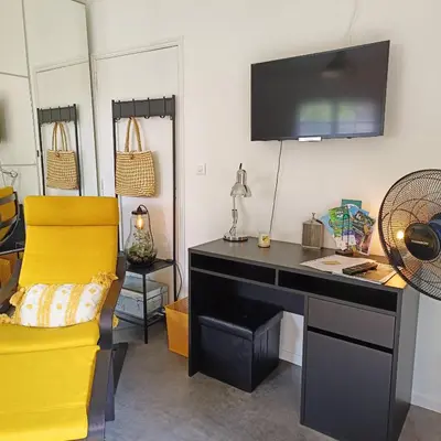 Télévision ou salle de divertissement dans l'établissement Studio dans propriété avec piscine chauffée