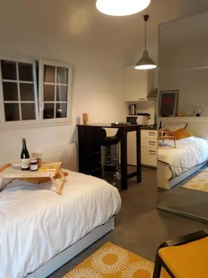 Un ou plusieurs lits dans un hébergement de l'établissement Studio dans propriété avec piscine chauffée