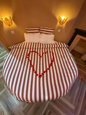 Un ou plusieurs lits dans un hébergement de l'établissement L'enveloppe Romantique