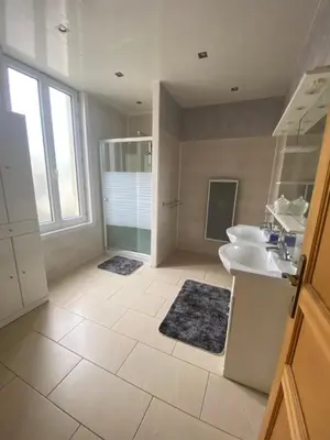 Salle de bains dans l'établissement Maison luxe entier a Limay