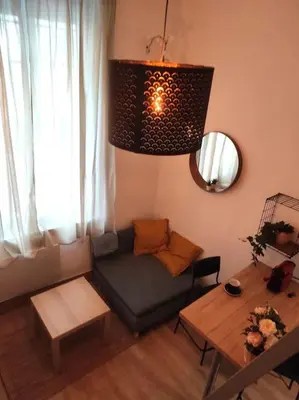 Coin salon dans l'établissement Studio atypique centre Rouen