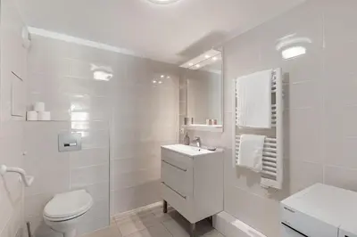 Salle de bains dans l'établissement OVELIA Poissy - Les Romantiques